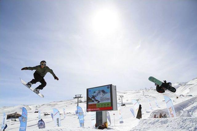 Üniversiteli Sporcular Düşe Kalka Yarışarak Renkli Görüntüler Oluşturdu