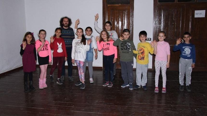 Kuşadası&rsquo;nda Yenilik&ccedil;i Drama Eğitimleri Devam Ediyor