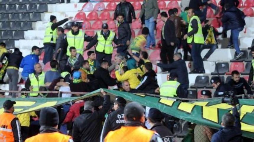 Gaziantep'te Tr&uuml;b&uuml;nde Kavga Eden Taraftarlara Polis M&uuml;d&uuml;halesi