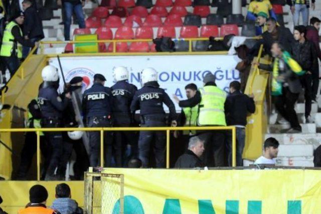 Gaziantep'te Trübünde Kavga Eden Taraftarlara Polis Müdühalesi