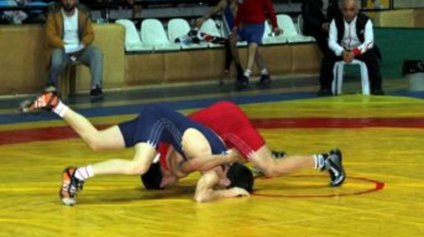 G&uuml;reş&ccedil;iler Minderde Ter D&ouml;k&uuml;yor