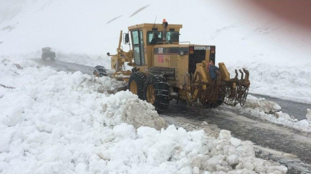 Van-bah&ccedil;esaray Karayolunda Karla M&uuml;cadele &Ccedil;alışması