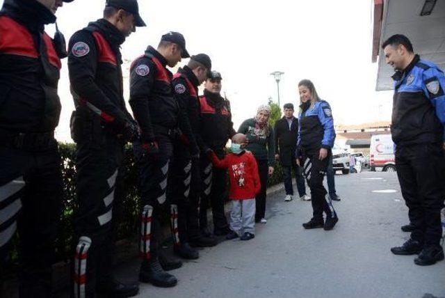 Lösemiyi Yenen Suriyeli Mustafa, Polis Eskortu Ile Evine Götürüldü