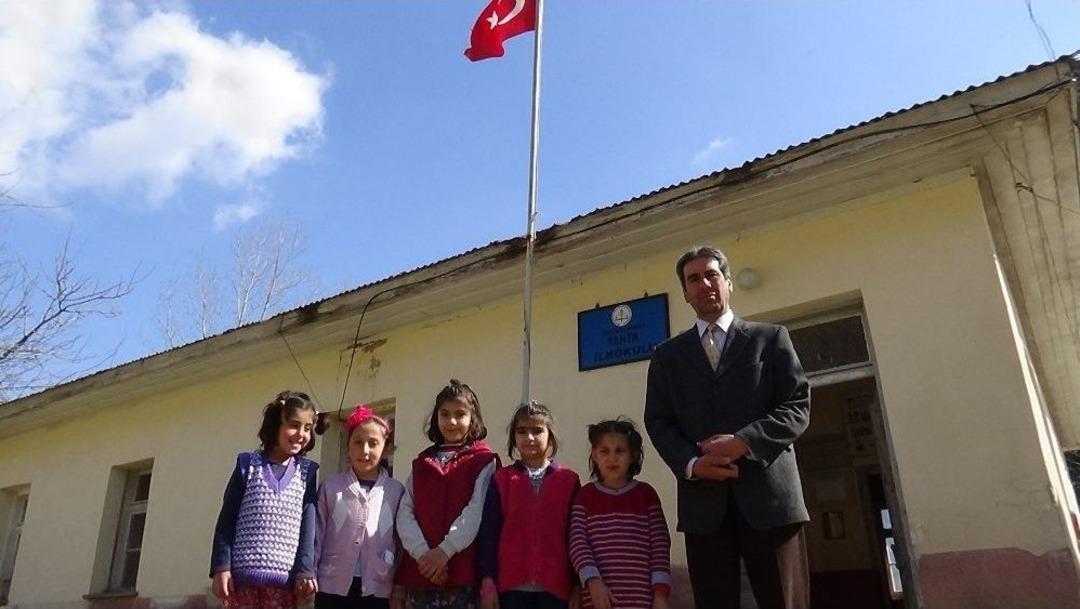 17 Yıldır K&ouml;y Okulunun Hem &Ouml;ğretmeni, Hem Y&ouml;neticisi Hem Hizmetlisi