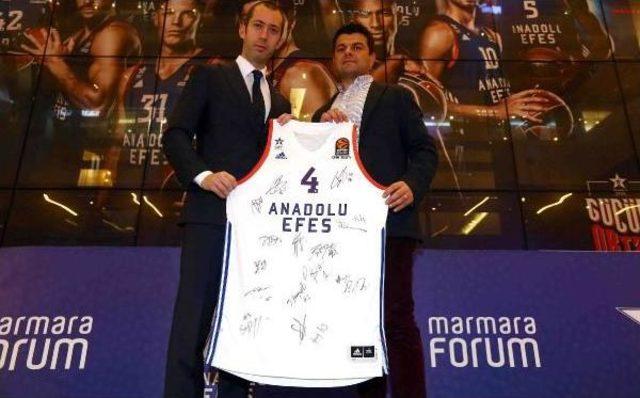 Anadolu Efesli Oyuncular, Basketbolseverlerle Imza Gününde Buluştu