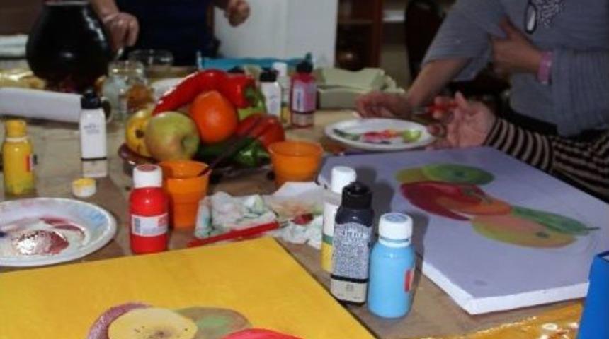 Ev Hanımlığından Sıkıldılar, Resim Kursuna Yazıldılar