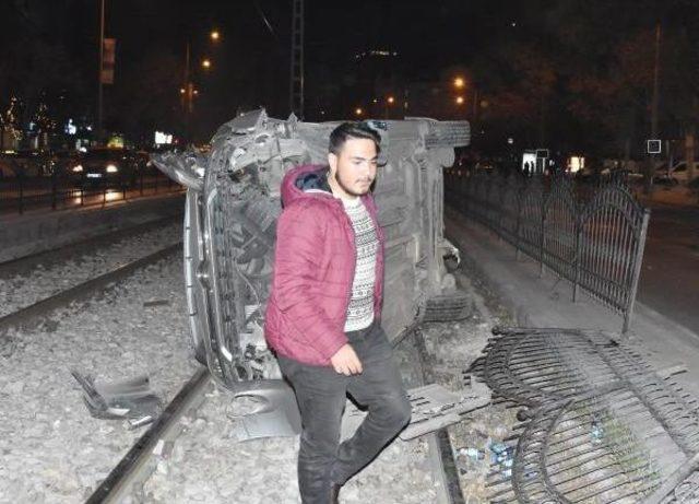 Hafif Ticari Araç Tramvay Yoluna Uçtu, Seferler Aksadı