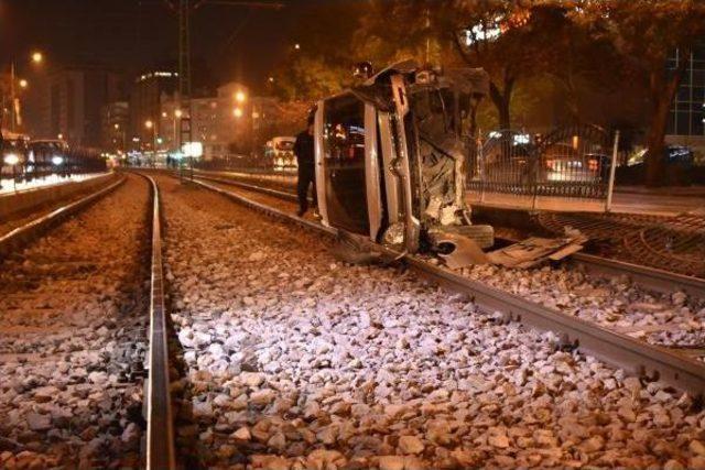 Hafif Ticari Araç Tramvay Yoluna Uçtu, Seferler Aksadı