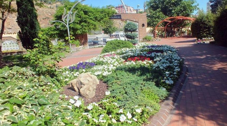 Her Yıl 1,5 Milyon Mevsimlik &Ccedil;i&ccedil;ek