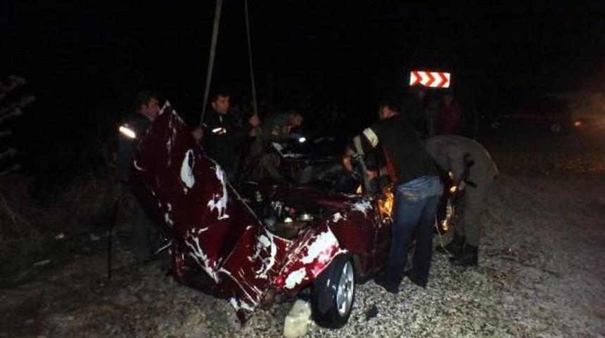 Otomobil U&ccedil;uruma Yuvarlandı: 1 &Ouml;l&uuml;, 1 Yaralı