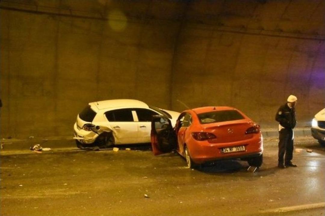T&uuml;nelde Zincirleme Trafik Kazası; 2&rsquo;si Ağır 5 Yaralı