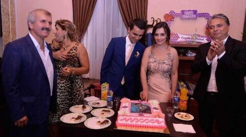 Başkan Uysal Komşuevi&rsquo;nde Nişan Y&uuml;z&uuml;ğ&uuml; Taktı