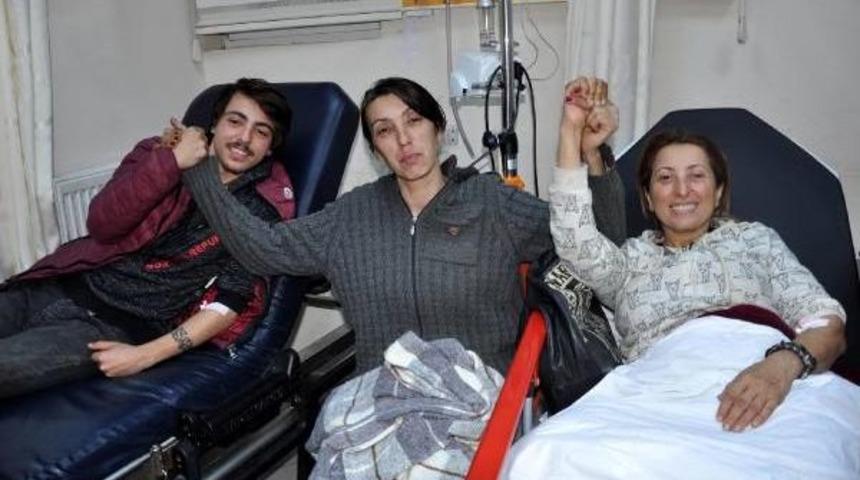 A&ccedil;lık Grevini Bitiren Hayvanseverler Hastanede &Ccedil;orba I&ccedil;ti