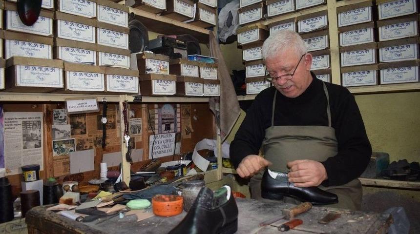 Yarım Asırdır Tahta &Ccedil;ivili Ayakkabı &Uuml;retiyor