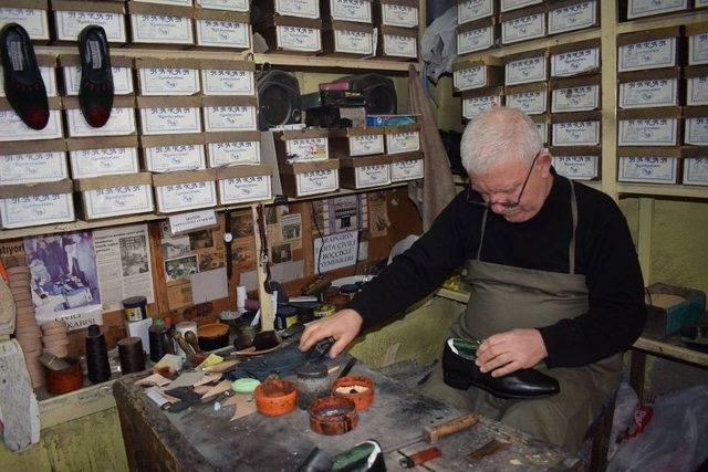 Yarım Asırdır Tahta &Ccedil;ivili Ayakkabı &Uuml;retiyor 1