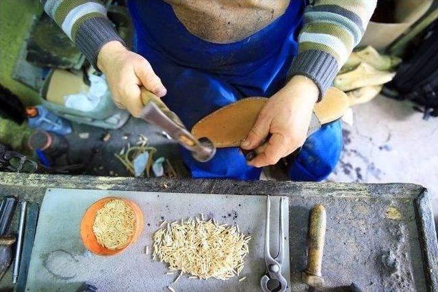 Yarım Asırdır Tahta &Ccedil;ivili Ayakkabı &Uuml;retiyor 2