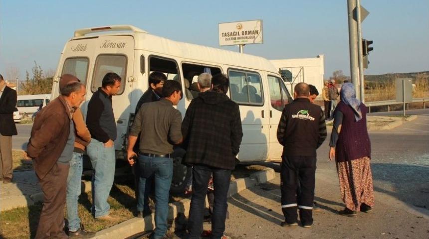 Tarım İş&ccedil;ilerini Taşıyan Minib&uuml;sle Otomobil &Ccedil;arpıştı: 4 Yaralı