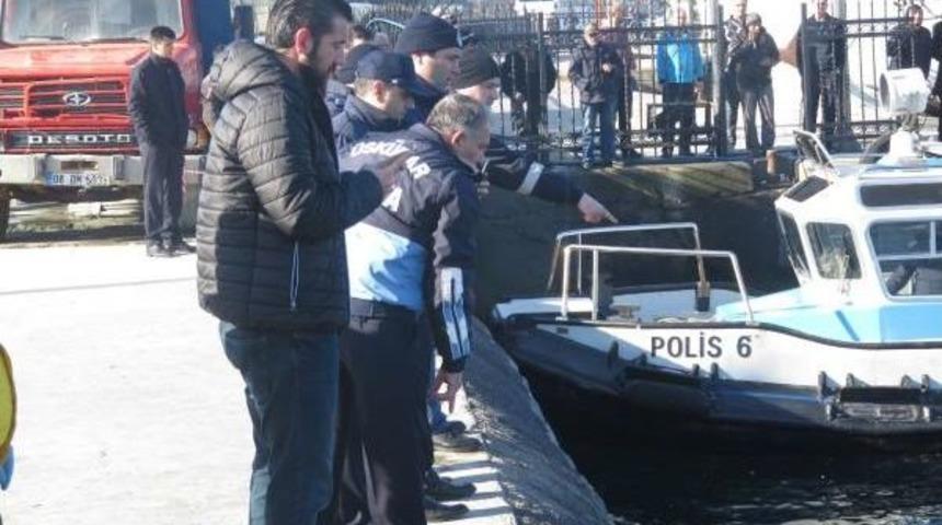 Dakikalar Sonra Suyun Altından &Ccedil;ıkarıldı; Nefes Alınca Hastaneye Kaldırıldı