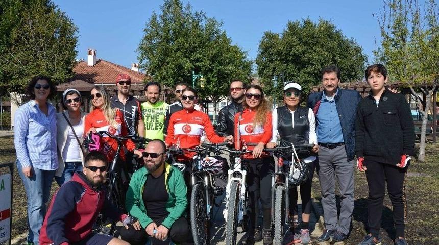 "atam Seninle &Ouml;zg&uuml;r&uuml;z " Sloganıyla Pedalladılar