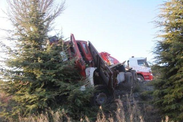 Eskişehir'de Yolcu Otobüsü Kamyonla Çarpıştı: 13 Yaralı