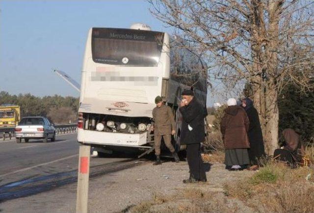 Eskişehir'de Yolcu Otobüsü Kamyonla Çarpıştı: 13 Yaralı