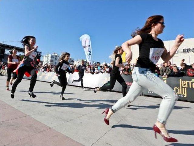 Kadınlar 'yüksek Topuk'la Koştu