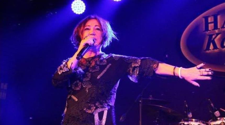 Nazan &Ouml;ncel Samsun'da Hayranları Ile Buluştu