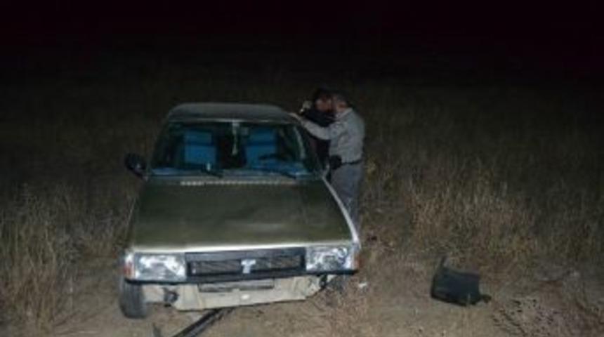 Ehliyetsiz S&uuml;r&uuml;c&uuml;n&uuml;n Kullandığı Otomobil Şarampole Devrildi