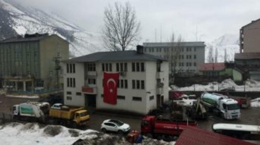 Beyt&uuml;şşebap Belediye Binasına T&uuml;rk Bayrağı Asıldı