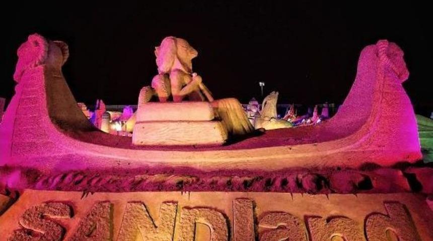 Kum Heykellerin Gecesi Başka, G&uuml;nd&uuml;z&uuml; Başka G&uuml;zel