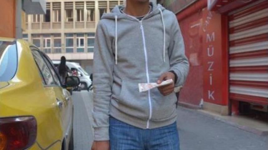 D&ouml;ner G&ouml;t&uuml;ren Paket&ccedil;i, Sahte Parayla Dolandırıldı