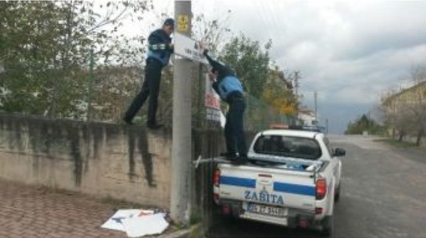 İzinsiz Asılan Tabelalar Toplanıyor