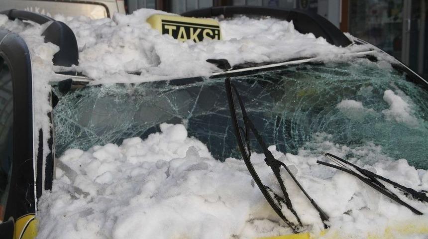 &Ccedil;atıdan D&uuml;şen Kar Otomobili Kullanılamaz Hale Getirdi