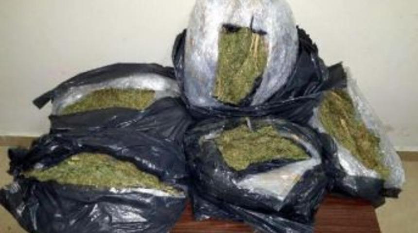 Kayseri'de Otomobilde 9 Kilo Esrar, 3 G&ouml;zaltı