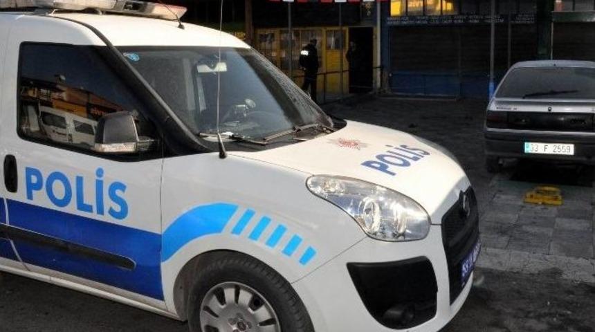 Testereyle Bileklerini Kesti, Polis Bulmak İ&ccedil;in Seferber Oldu