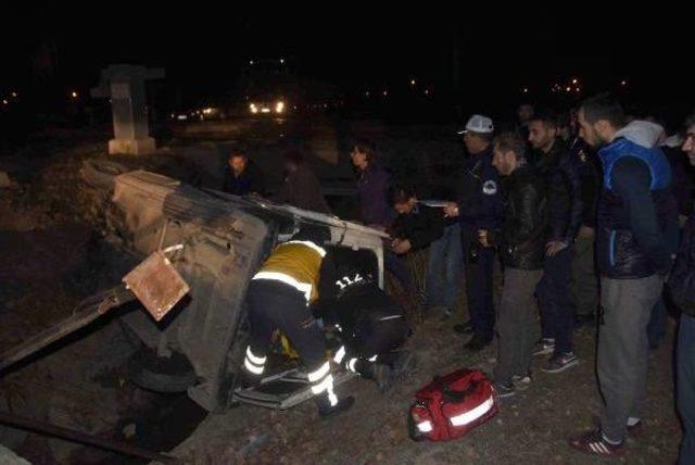 Kanal Üzerine Devrilen Kamyonette 1 Kadın Yaralandı