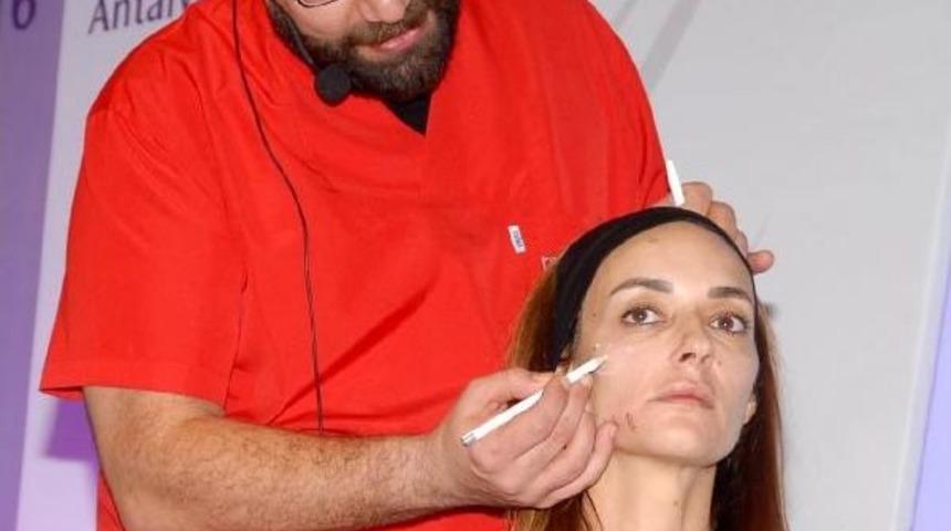 Kongrede &Uuml;nl&uuml; Mankenin Y&uuml;z&uuml;ne Iple Germe Operasyonu