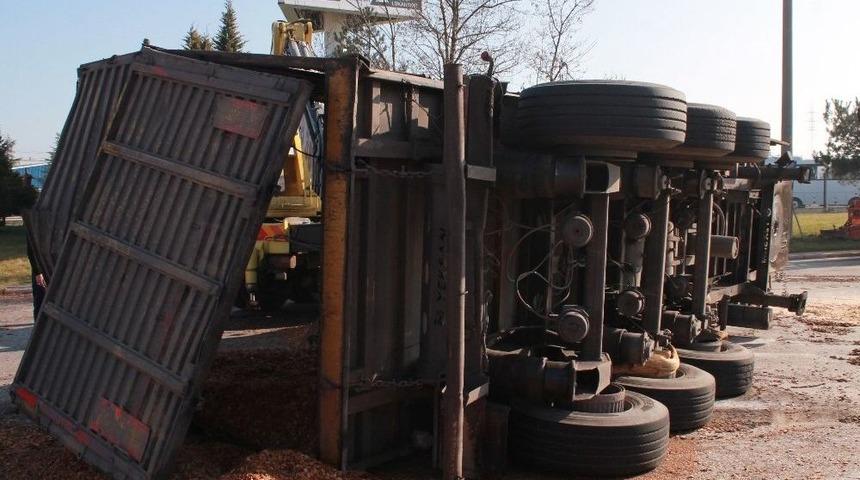 Talaş Y&uuml;kl&uuml; Tır Devrildi