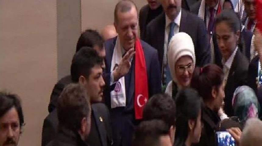 Cumhurbaşkanı Erdoğan, Telefon Ile G&ouml;r&uuml;şerek Salondan Ayrıldı