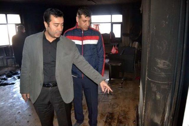Kayseri'de Chp Ilçe Binasının Kundaklandığı Öne Sürüldü (2)