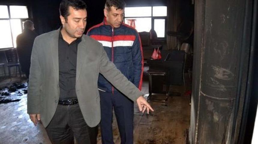 Kayseri'de Chp Il&ccedil;e Binasının Kundaklandığı &Ouml;ne S&uuml;r&uuml;ld&uuml; (2)