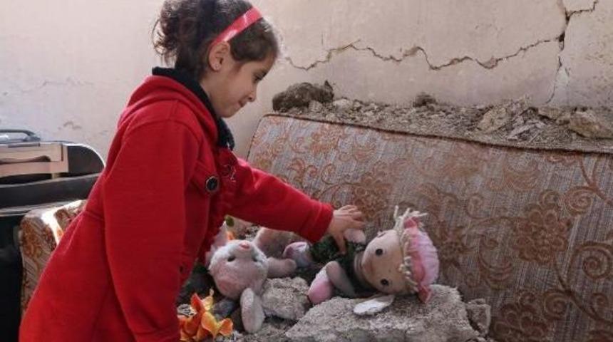 Depremde Yıkılan Evdeki Ailesini S&uuml;r&uuml;kleyerek Kurtardı