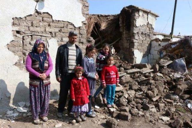 Depremde Yıkılan Evdeki Ailesini Sürükleyerek Kurtardı