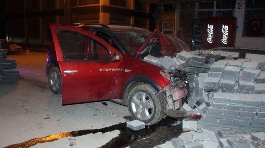 Alkoll&uuml; S&uuml;r&uuml;c&uuml; Yol Ortasındaki Kaldırım Taşlarına &Ccedil;arptı