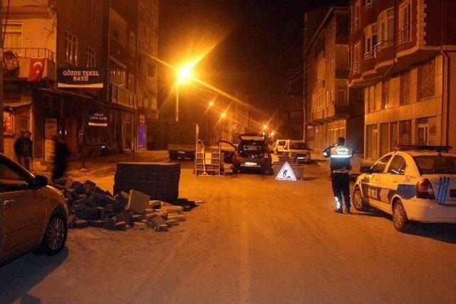 Alkollü Sürücü Yol Ortasındaki Kaldırım Taşlarına Çarptı