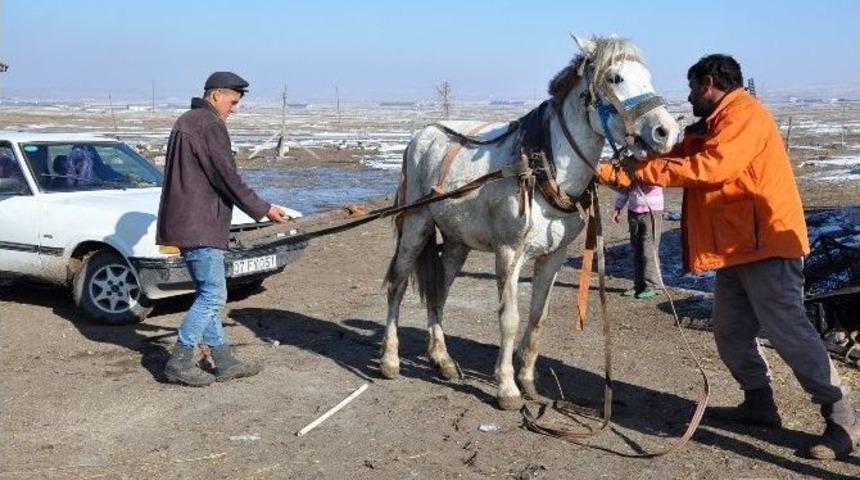 Atıyla Donan Aracını &Ccedil;ekti