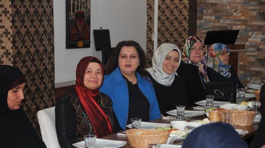 Protokol Eşleri M&uuml;lteci Kadınlarla Kahvaltıda Buluştu