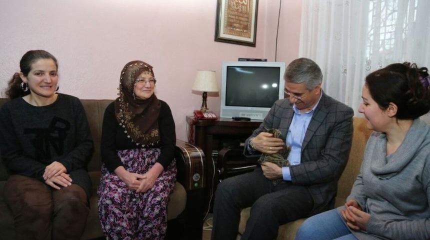 Onlarca Kediye Bakan Nuriye Teyzeye, Başkan Yanılmaz&rsquo;dan Destek