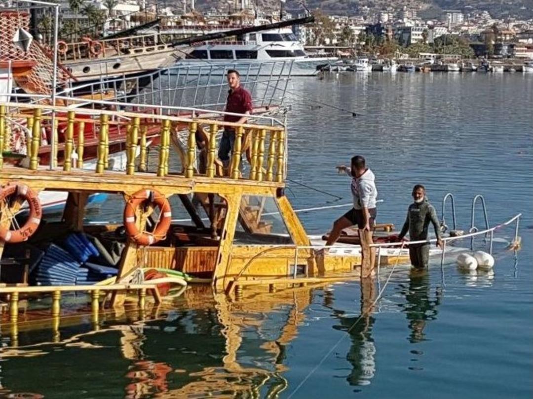 Alanya&rsquo;da Boş Gezi Teknesi Batma Tehlikesi Ge&ccedil;irdi