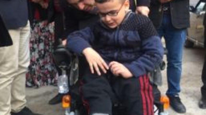 Bedensel Engelli &Ccedil;ocuğun Tekerlekli Sandalye Sevinci